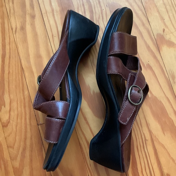 Clarks brown leather adjustable sandals Cushioned footbed Rubber sole Sz 8.5 - Picture 5 of 13